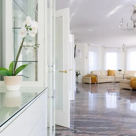 Apartment Luxury With Indoor Pool, Jacuzzi, Sauna & Breathtaking View *