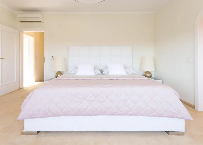 Lägenhet Luxury With Indoor Pool, Jacuzzi, Sauna & Breathtaking View Klosterneuburg