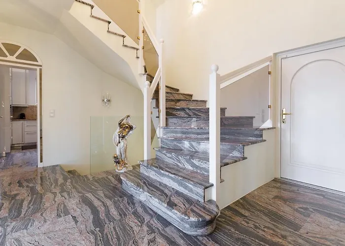 Lägenhet Luxury With Indoor Pool, Jacuzzi, Sauna & Breathtaking View Klosterneuburg