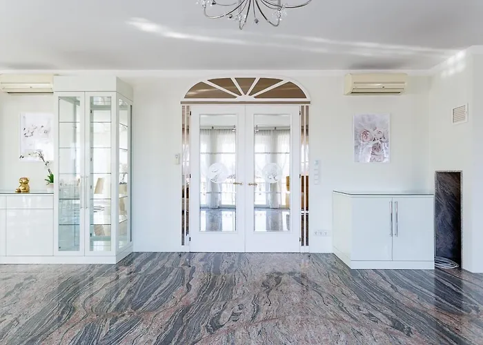 Lägenhet Luxury With Indoor Pool, Jacuzzi, Sauna & Breathtaking View Klosterneuburg